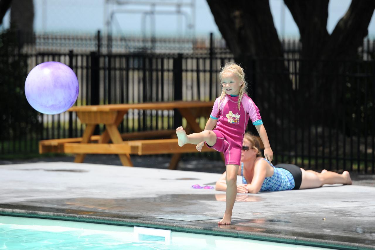 Waikanae Beach Top 10 Holiday Park กิสบอร์น ภายนอก รูปภาพ